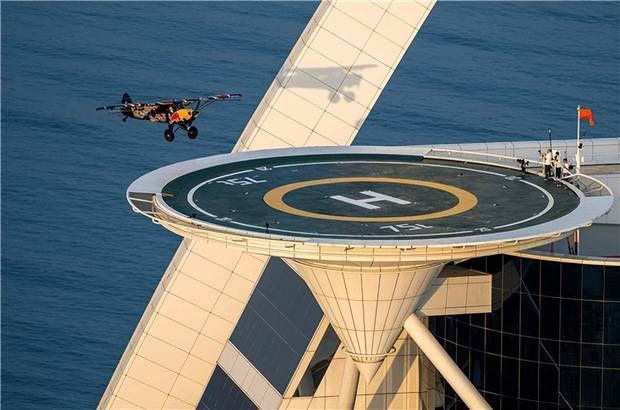 红牛“敢伤队”再创纪录 飞机在迪拜帆船酒店直升机坪起降