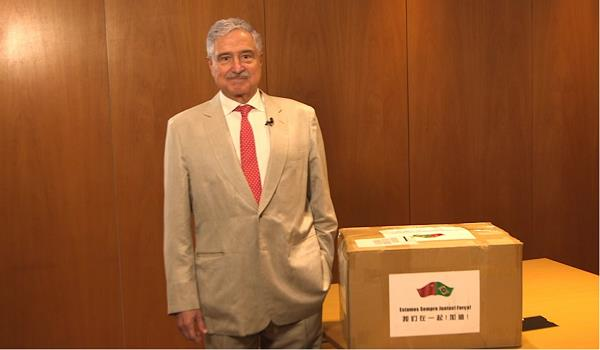 巴西旗手传媒集团总裁若昂·卡洛斯·萨阿德展示总台邮寄的抗疫物资包裹