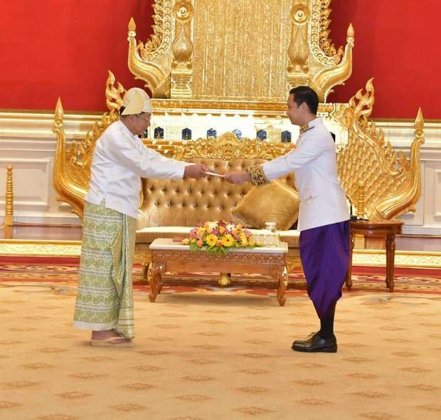 缅军总司令敏昂莱大将接受柬埔寨新任驻缅甸大使递交的国书
