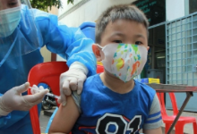 奥密克戎致大量儿童感染 柬埔寨总理宣布：为3岁以上儿童接种新冠疫苗