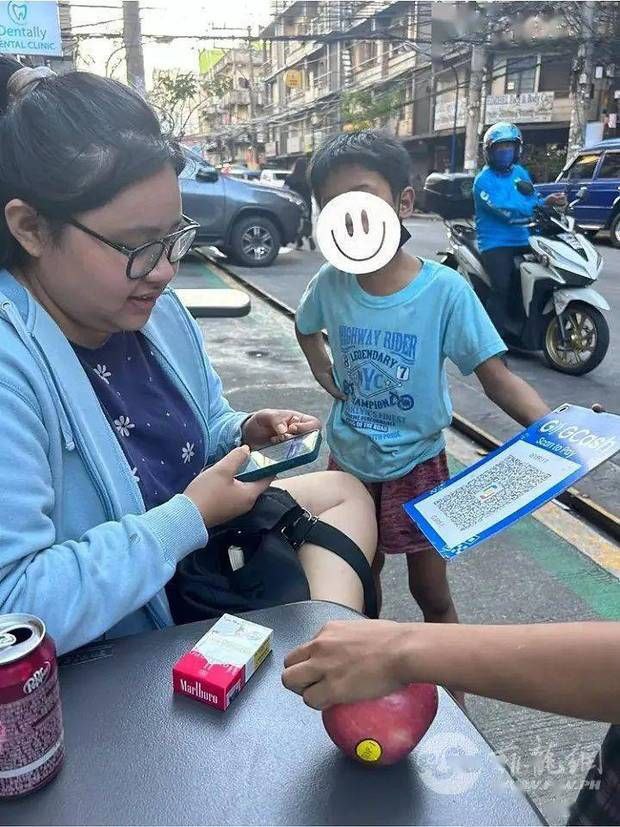 菲律宾马尼拉市流浪儿童开始使用二维码乞讨