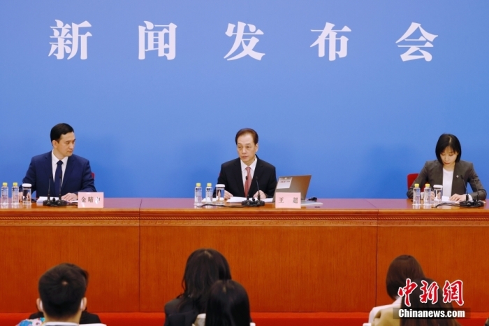 3月4日，十四届全国人大一次会议在北京人民大会堂举行新闻发布会。大会发言人王超就大会议程和人大工作相关问题回答中外记者的提问。<a target='_blank' href='/'><p class=