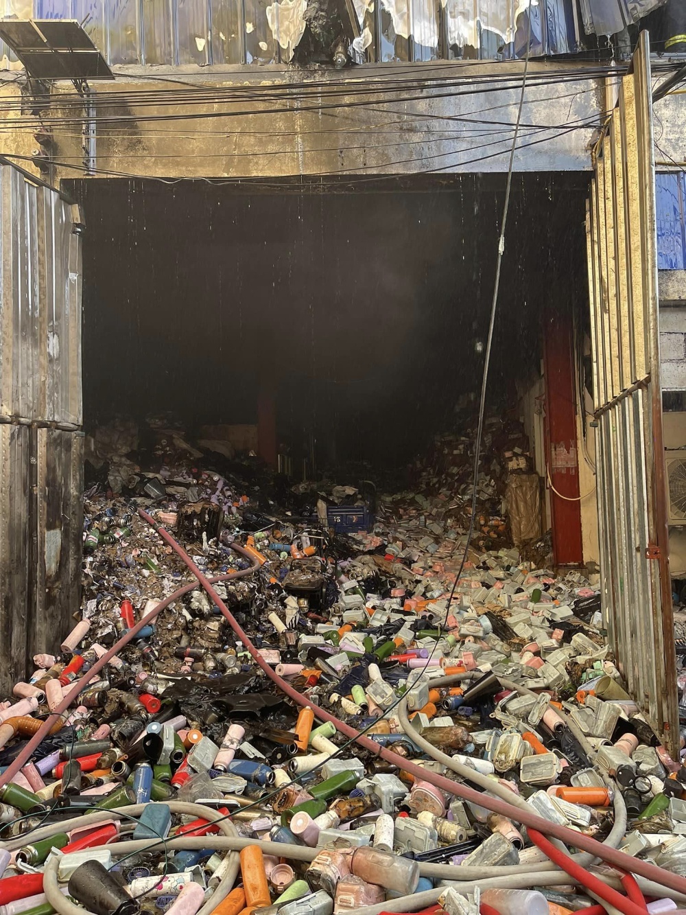 【多图】中国城附近仓库楼大火 12小时后被扑灭
