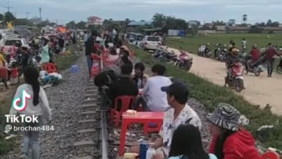 柬埔寨竟有人在火车轨道上做生意，网友：餐厅名叫“下辈子见”！
