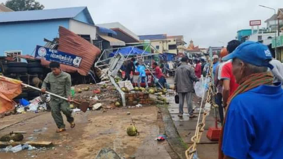 柬埔寨一大型卡车失控撞进菜市场，致6人受伤！