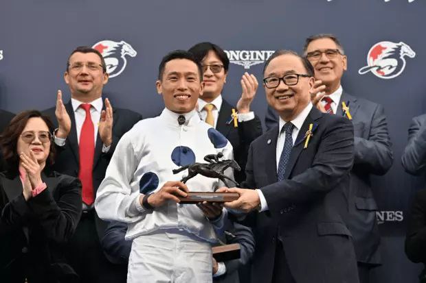 香港国际赛马沙田开跑入场人数创5年新高