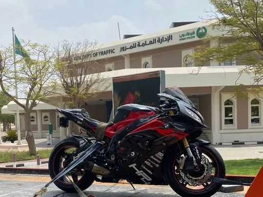 迪拜一群女骑手在路上进行摩托车特技表演，然后被捕了