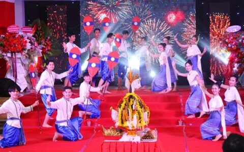 老挝留学生在顺化古都喜迎老挝传统新年