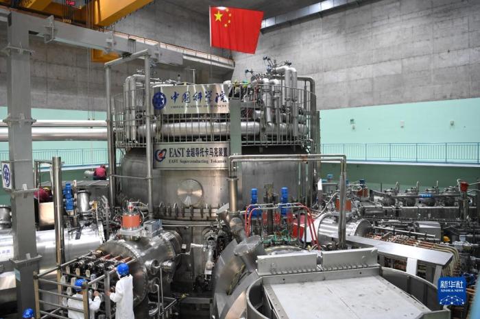 在中科院合肥物质科学研究院，工作人员对有“人造太阳”之称的全超导托卡马克核聚变实验装置(EAST)进行升级改造(2021年4月13日摄)。新华社记者 刘军喜 摄