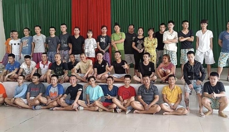 40名从柬埔寨财通园区成功逃离的越南人集体合影， 他们笑了