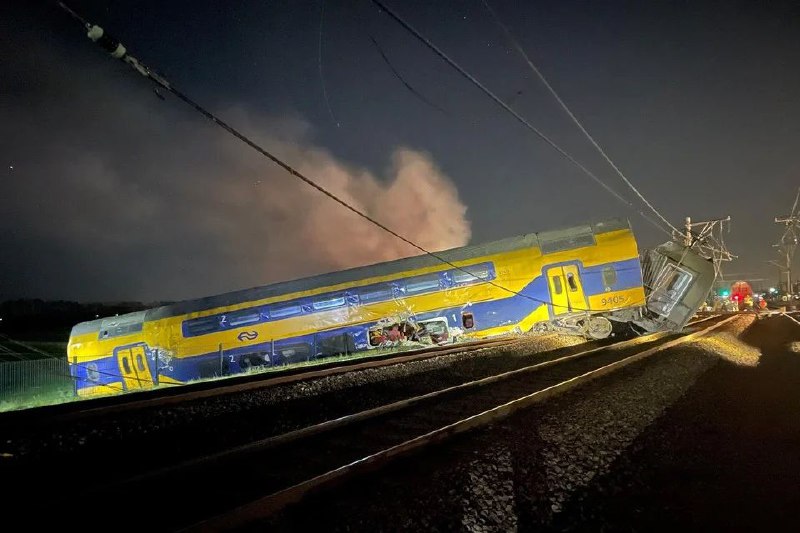 荷兰南部发生火车相撞脱轨事故，多人“伤势严重”