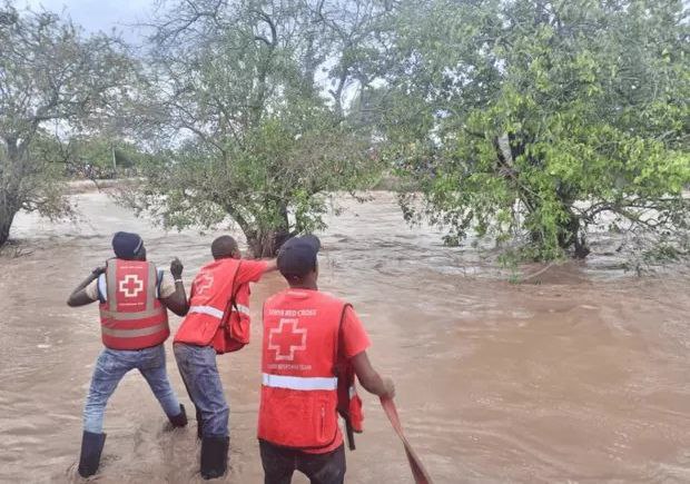 肯尼亚一卡车被洪水冲走死亡人数升至8人