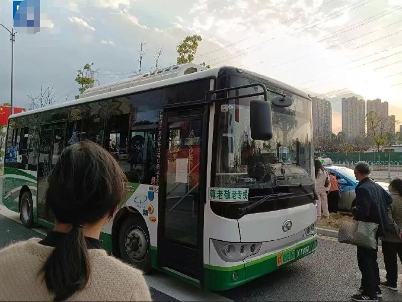 湖南长沙一地城乡公交车不允许站立乘车引争议