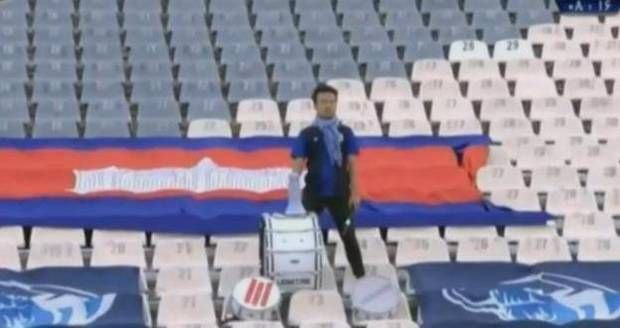 比0-14更心酸！空荡荡看台孤独身影，柬埔寨唯一球迷，1敌8万人