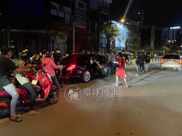 金边一中国司机驾豪车不慎与摩托相撞后将摩托车主送医 被民众误认为逃跑遭拦截