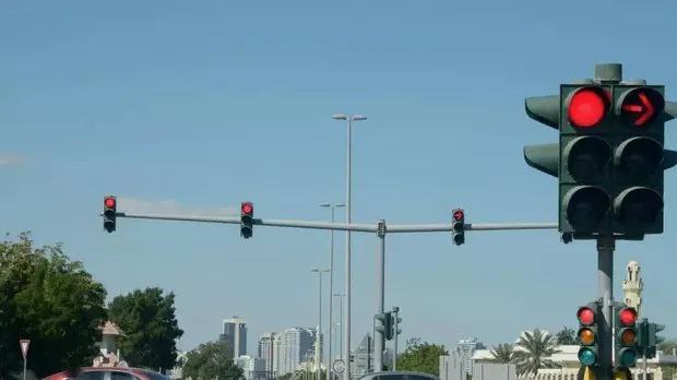 司机在迪拜闯红灯将会被罚款5万迪拉姆