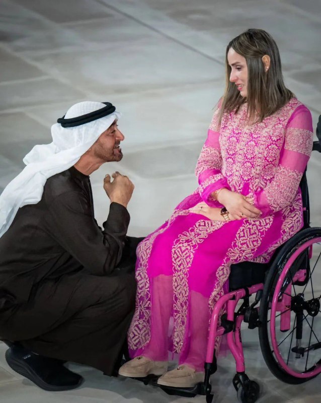 阿联酋总统再现亲民之举蹲在地上与获得阿布扎比奖的残障人士交谈
