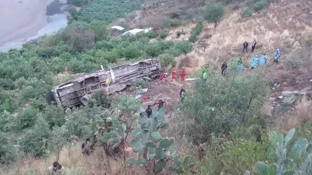 秘鲁一长途客车坠落山崖 已致24死21伤