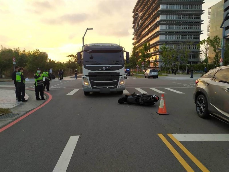 骑车与砂石车擦撞台中大学生遭车轮辗过脏器外露惨死