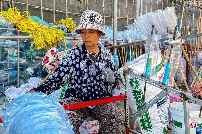 柬埔寨工人变废为宝 塑料再循环当扫把