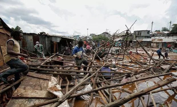 当地时间4月29日，肯尼亚首都内罗毕以北一处大坝决堤，造成至少45人死亡。该国因3月中旬以来强降雨造成的死亡人数已经达到100多人。