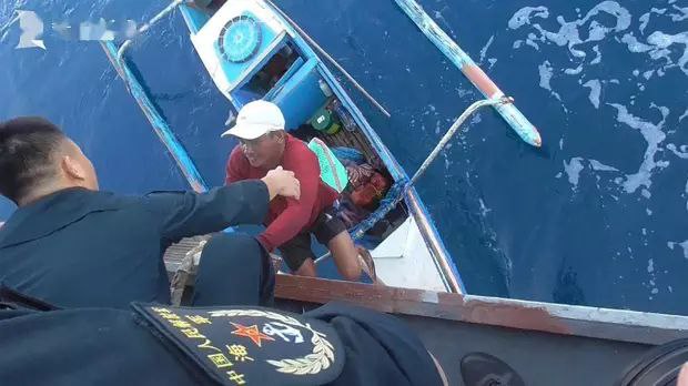 受伤菲律宾渔民向中国海军竖起大拇指