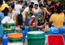 菲律宾四面环水却缺水，官方甚至建议夫妻同盆洗澡来省...