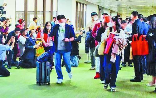 中国旅客抵达菲律宾受到盛大欢迎