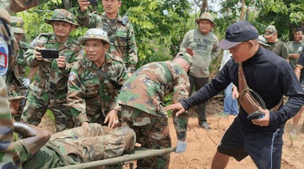 一名柬埔寨士兵和一名泰国妇女意外踩到两枚地雷，受了重伤