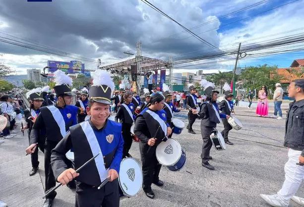 洪都拉斯首都特古西加尔巴举办狂欢节庆祝建城445周年