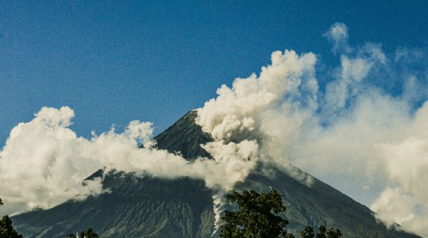 菲律宾马荣火山活动加剧 当地政府开始撤离民众