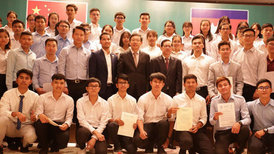 柬埔寨大学生：与中国关系密切为柬埔寨发展带来巨大利益！