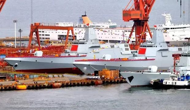 中国055新型战舰亮相标准排水量达9000余吨