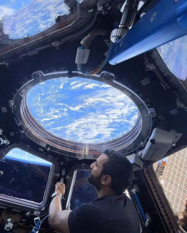 执行完六个月的太空任务后阿联酋宇航员正式开启回家之旅