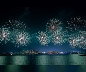 亚斯岛为庆祝国庆节举行文化活动和烟火表演